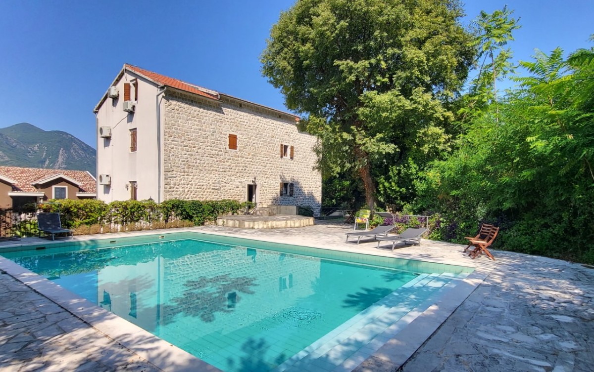 Dvosoban stan u kamenoj zgradi sa bazenom, Kotor, Dobrota